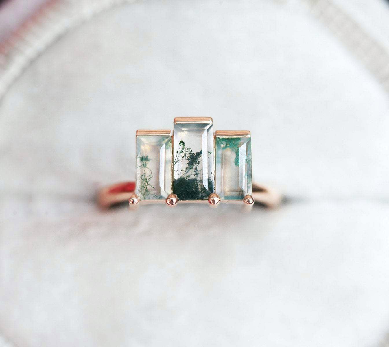 Prsten Moss Agate bageta sa 2 bočna kamena od Moss Agate izrezana u baget