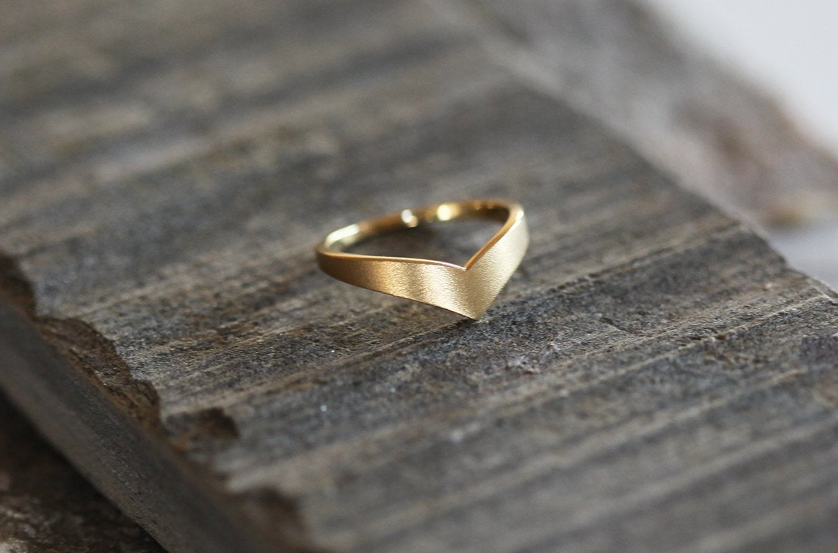 Chevron Curved Vedding Band Ring-Capucinne