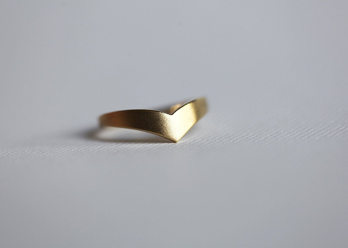 Chevron Curved Vedding Band Ring-Capucinne