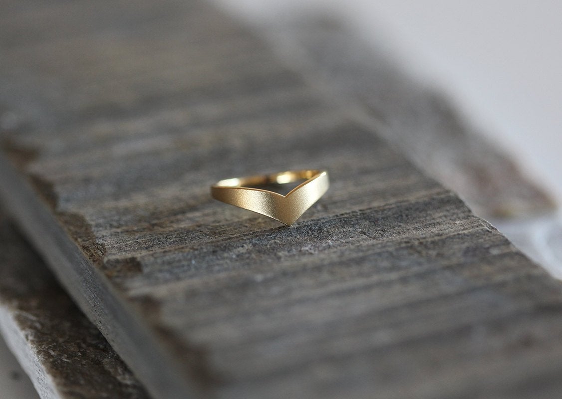 Chevron Curved Vedding Band Ring-Capucinne