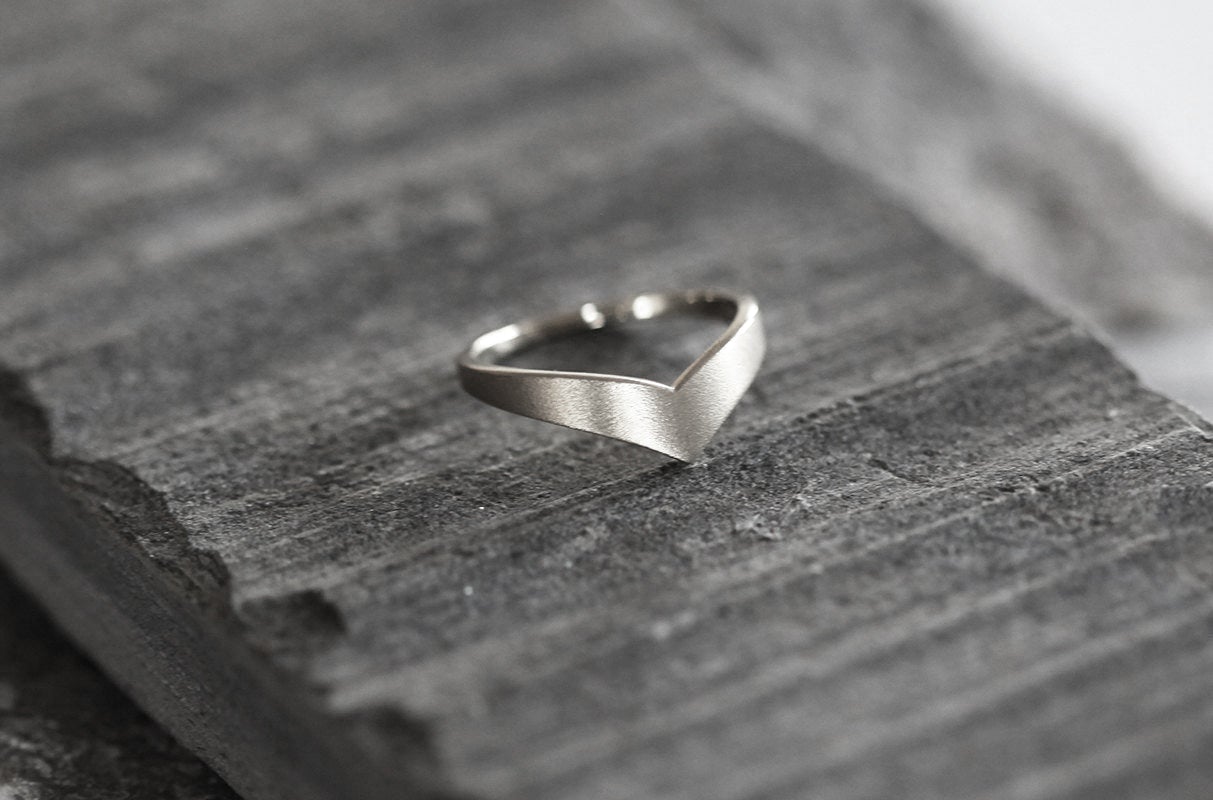 Chevron Curved Vedding Band Ring-Capucinne