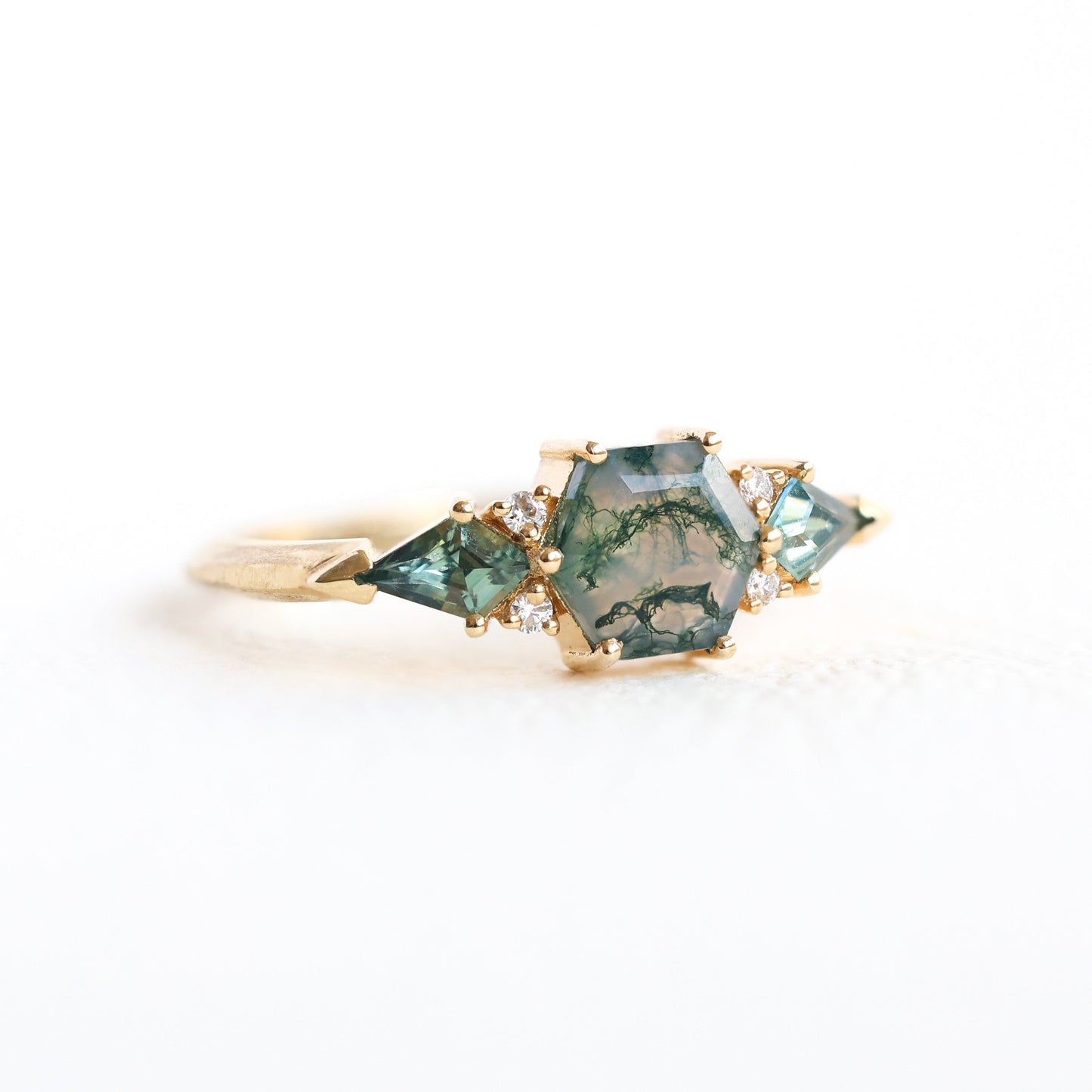 Prsten Moss Agate sa dijamantima i safirima u postavu od 18k zlata.