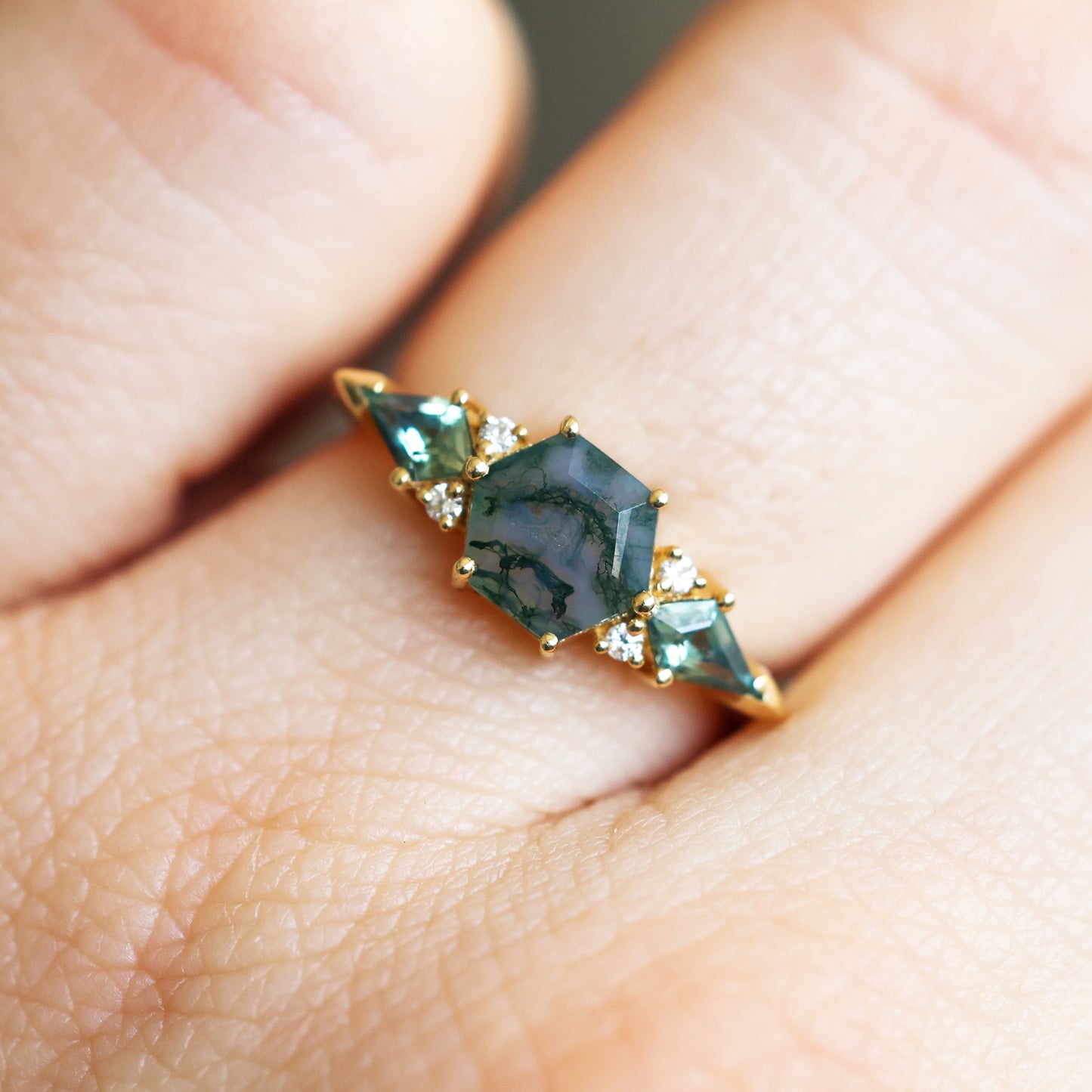 Cluster Moss Agate Prsten pri ruci, sa šestougaonim zelenim Moss Agate sa dijamantima.