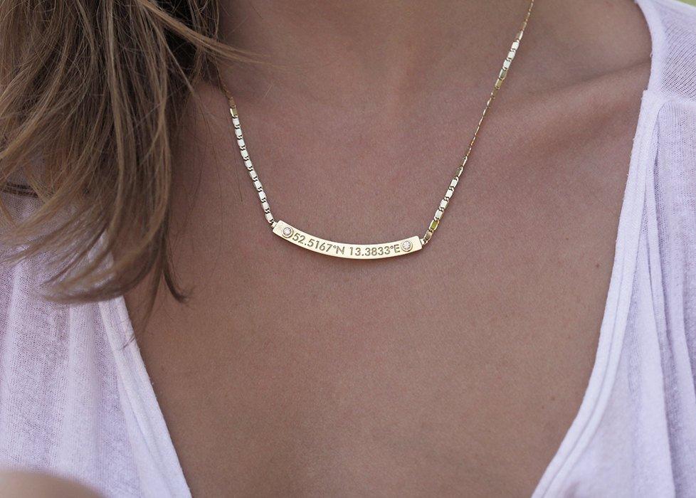 Ogrlica od zlatne poluge sa personalizovanim koordinatama