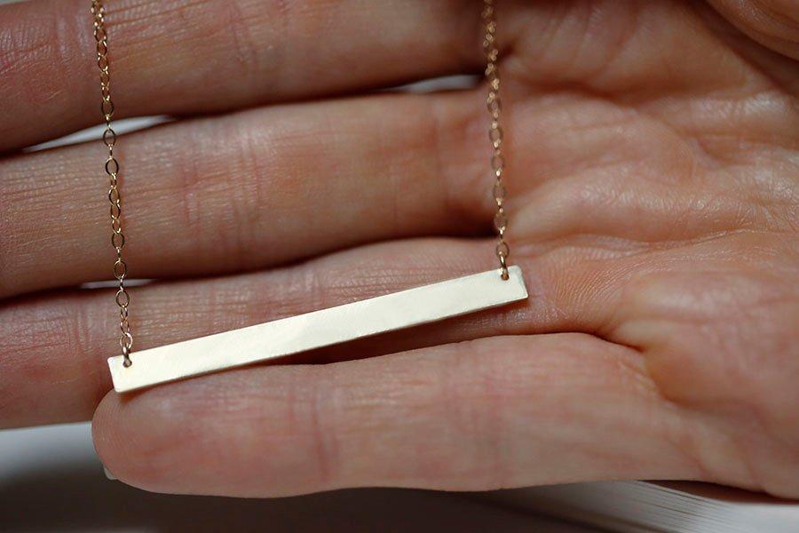 Ogrlica od zlatne poluge sa personalizovanom ugraviranom natpisnom pločicom