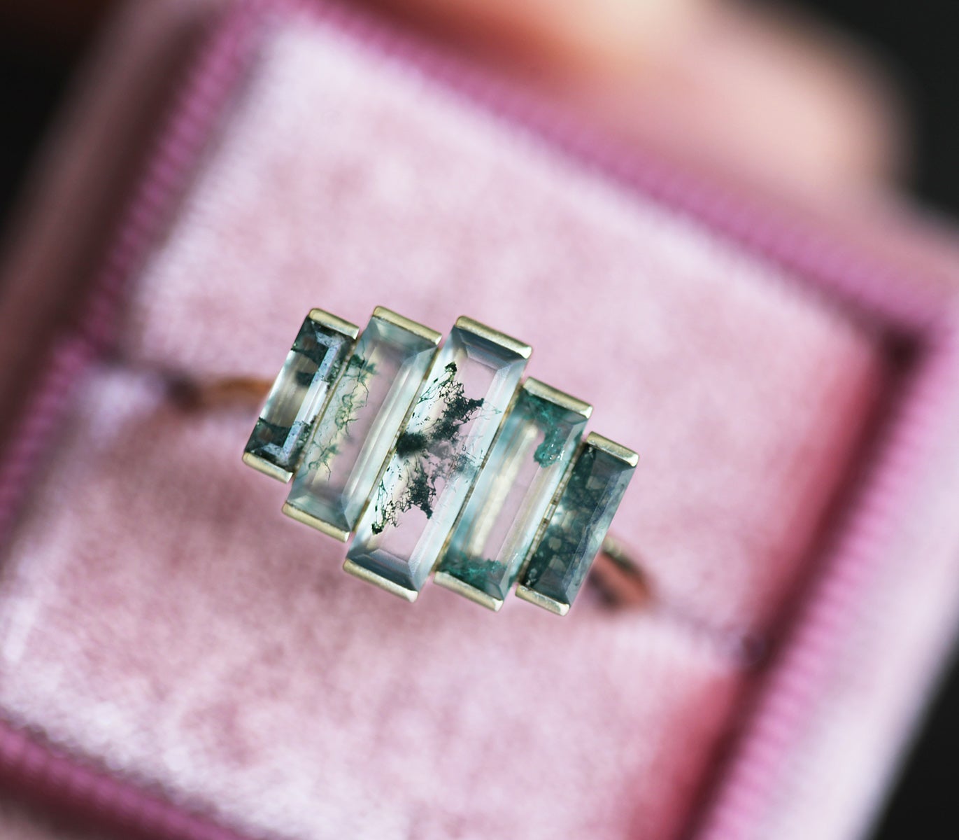 Prsten od Baguette Moss Agate sa 4 kamena Moss Agate sa strane