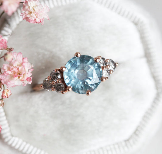 Okrugli plavi safir prsten sa bočnim dijamantima