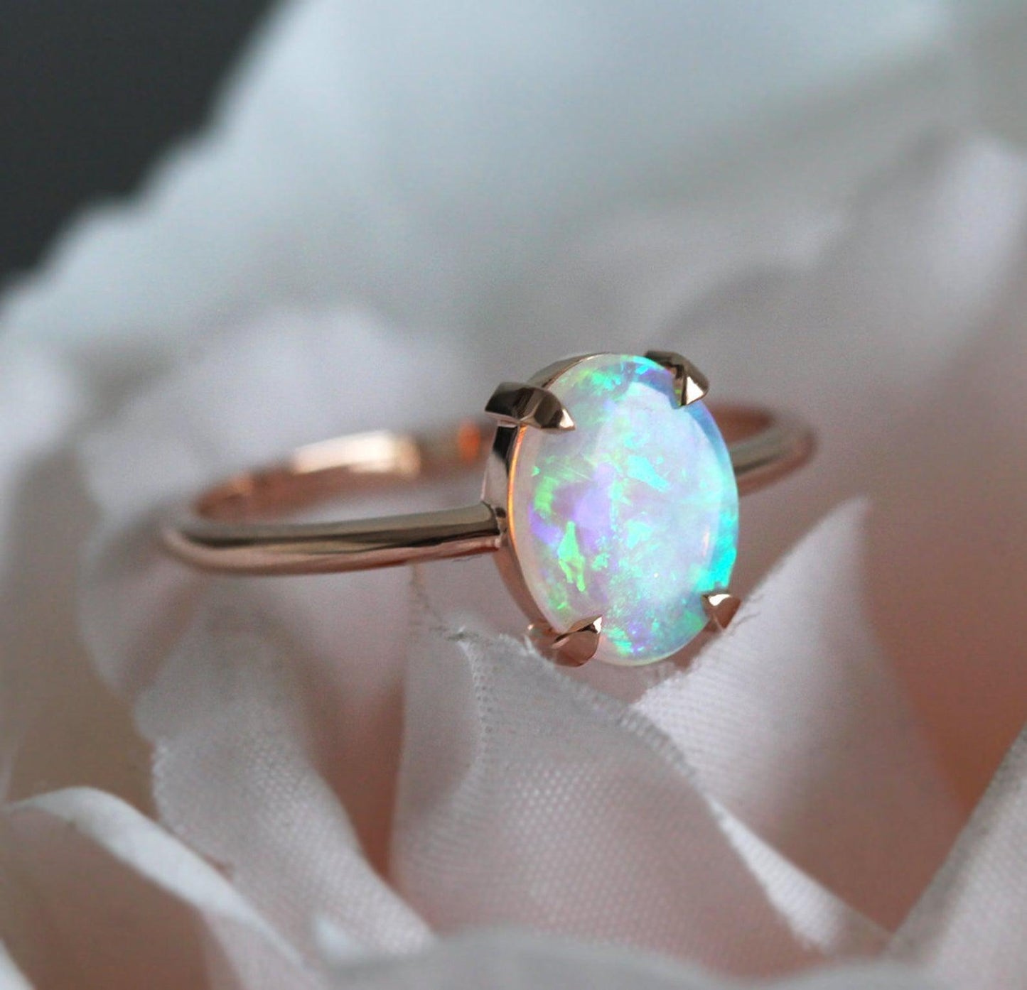 Solitaire Oval Opal Prsten