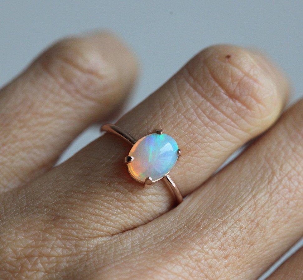 Solitaire Oval Opal Prsten