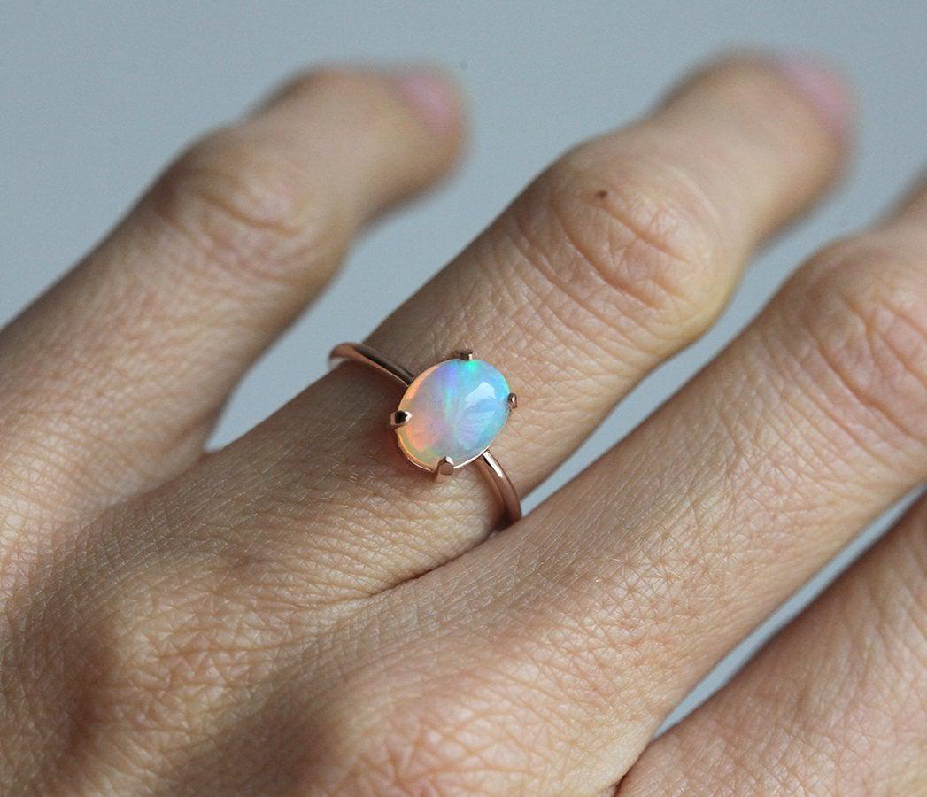 Solitaire Oval Opal Prsten