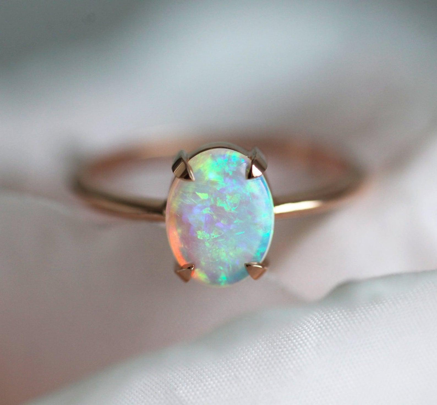 Solitaire Oval Opal Prsten