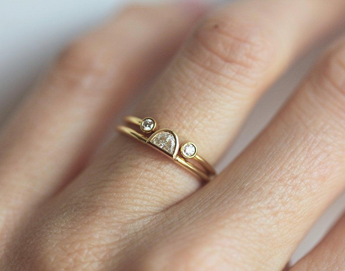 Half Moon Vhite Diamond Solitaire Prsten uparen sa otvorenim pojasom i dva okrugla dijamanta na svakom kraju benda