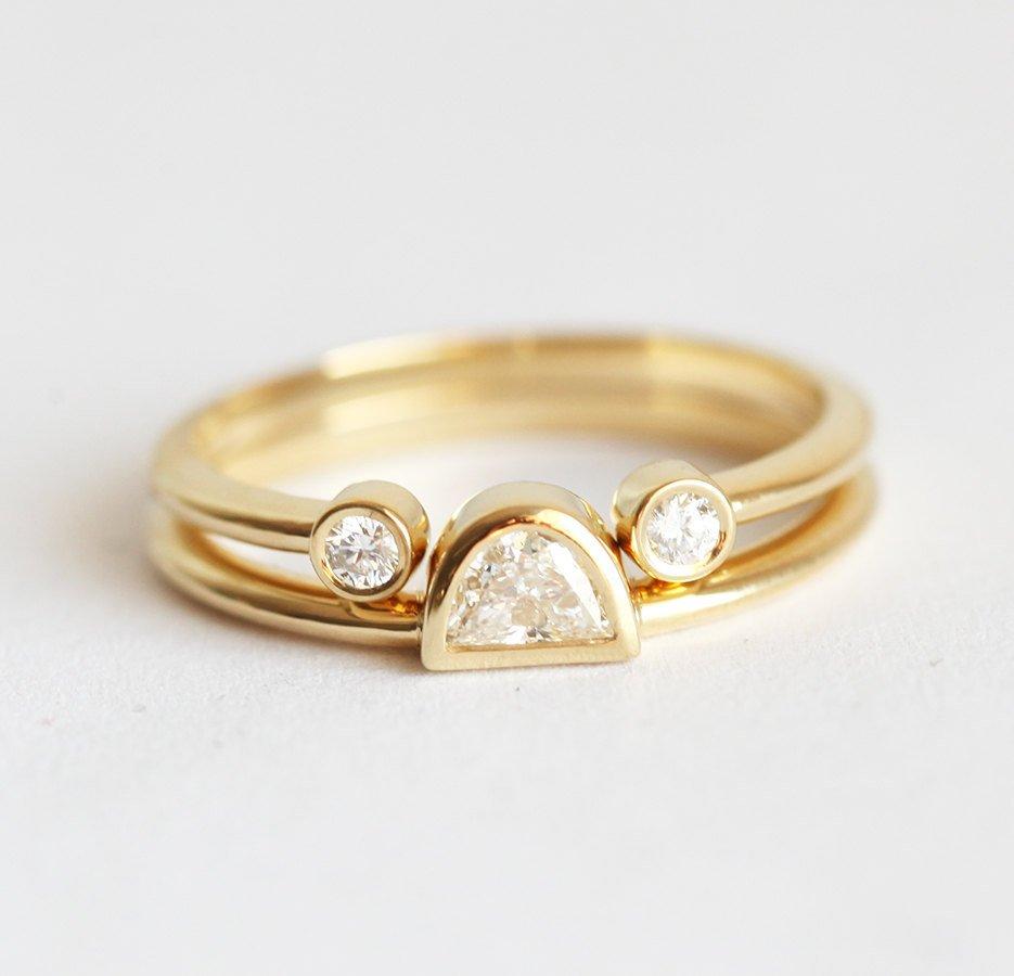 Half Moon Vhite Diamond Solitaire Prsten uparen sa otvorenim pojasom i dva okrugla dijamanta na svakom kraju benda