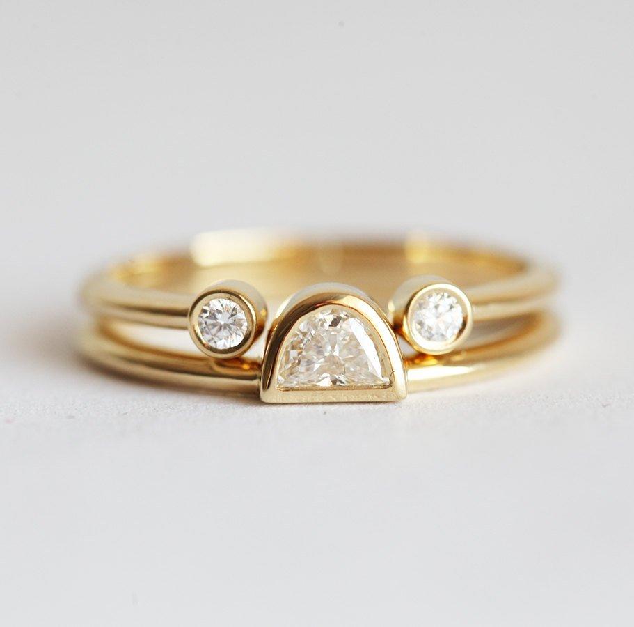 Half Moon Vhite Diamond Solitaire Prsten uparen sa otvorenim pojasom i dva okrugla dijamanta na svakom kraju benda