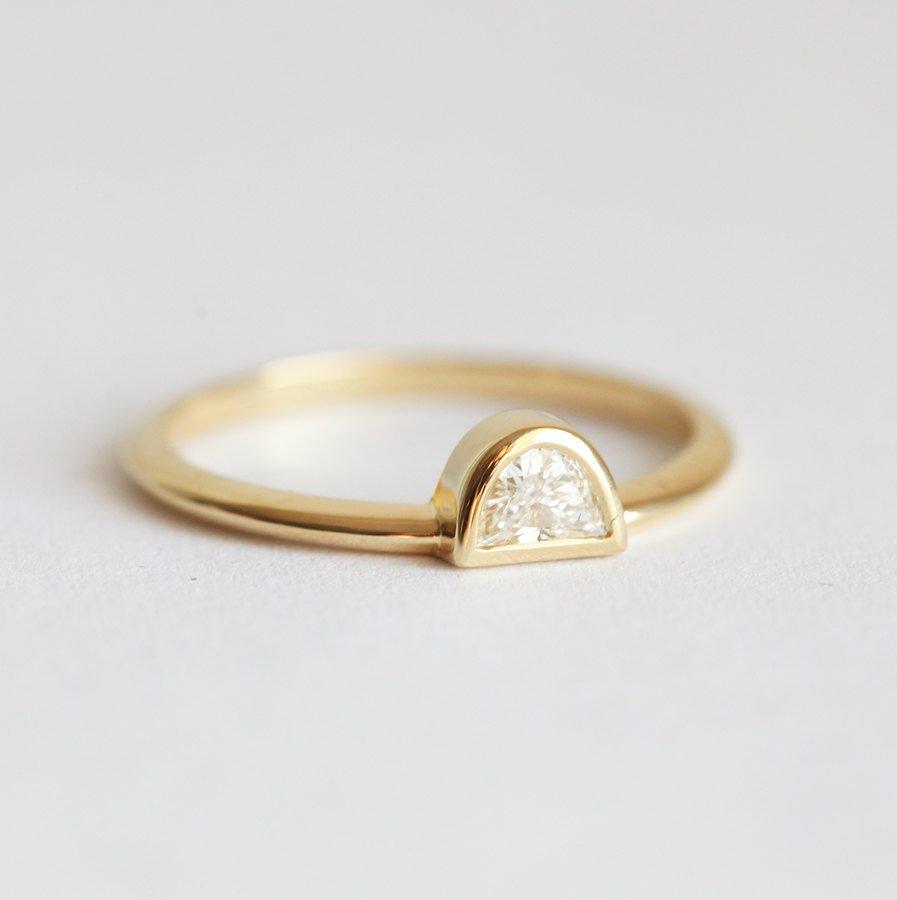 Half Moon Vhite Diamond Solitaire Prsten uparen sa otvorenim pojasom i dva okrugla dijamanta na svakom kraju benda