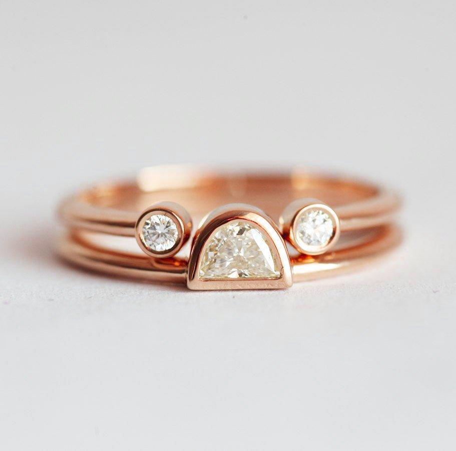 Half Moon Vhite Diamond Solitaire Prsten uparen sa otvorenim pojasom i dva okrugla dijamanta na svakom kraju benda