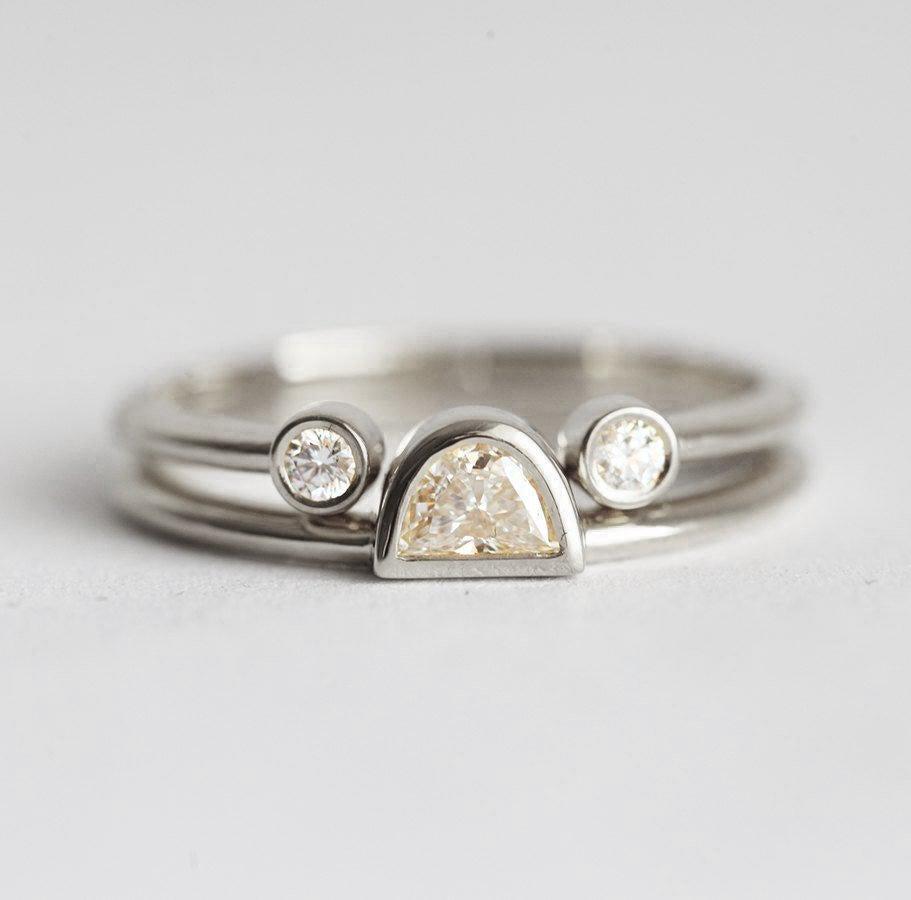 Half Moon Vhite Diamond Solitaire Prsten uparen sa otvorenim pojasom i dva okrugla dijamanta na svakom kraju benda