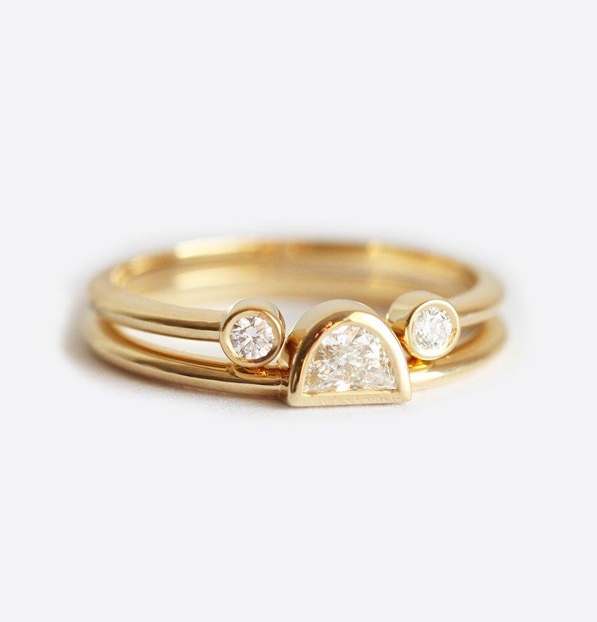 Half Moon Vhite Diamond Solitaire Prsten uparen sa otvorenim pojasom i dva okrugla dijamanta na svakom kraju benda