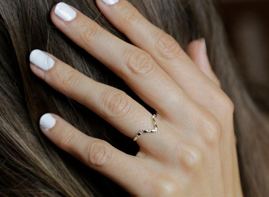 Micro Pave beli dijamantski prsten u obliku slova V