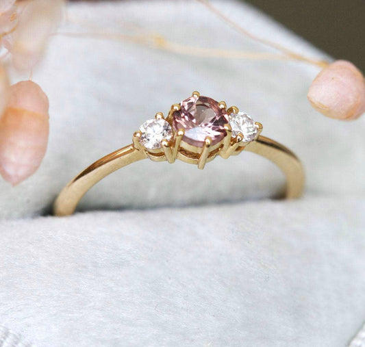 Prsten od 3 kamena okruglog granata sa 2 bočna bela okrugla dijamanta