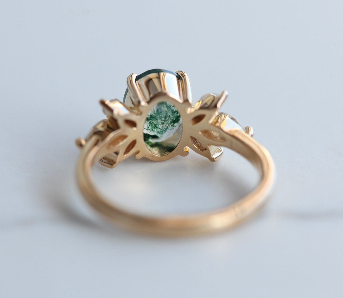 Prsten Pear Moss Agate sa belim dijamantima sa strane markiz