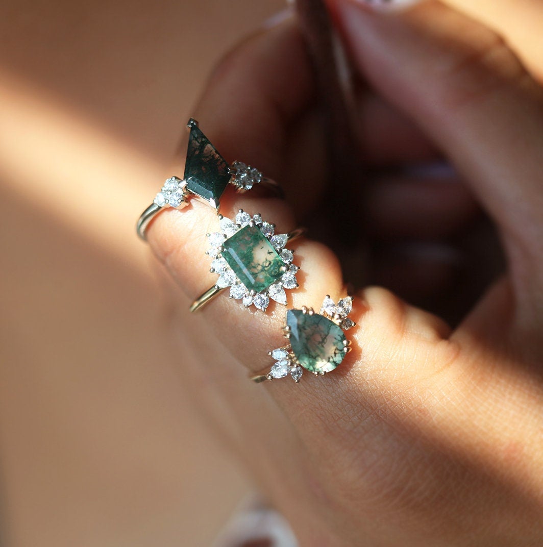 Prsten Pear Moss Agate sa belim dijamantima sa strane markiz