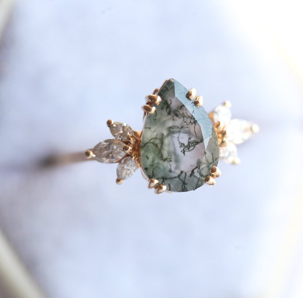 Prsten Pear Moss Agate sa belim dijamantima sa strane markiz