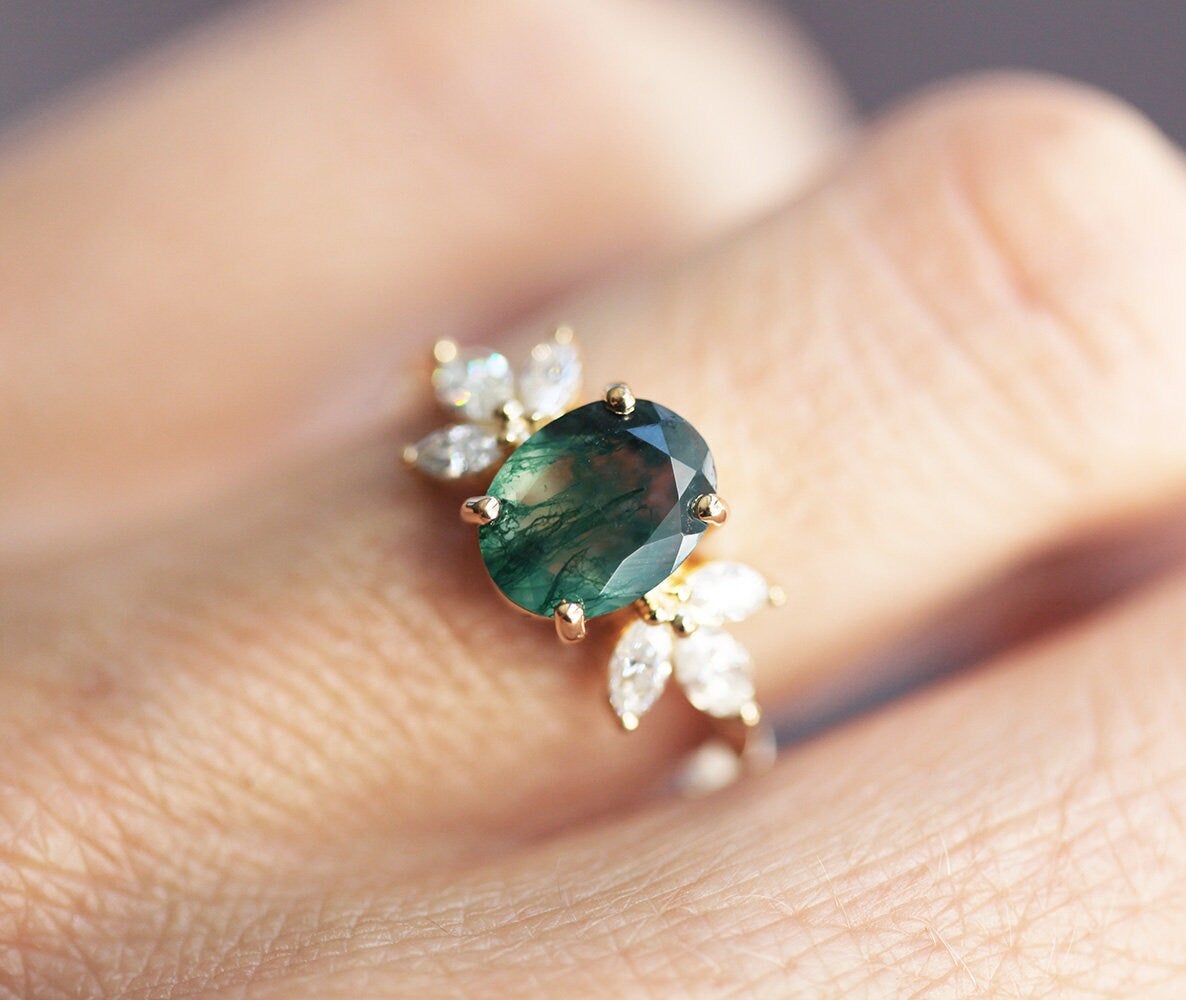 Prsten Pear Moss Agate sa belim dijamantima sa strane markiz