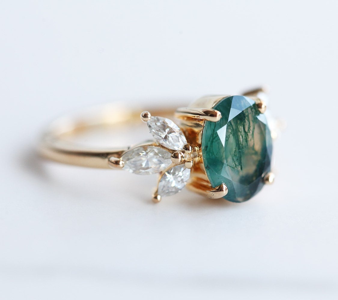 Prsten Pear Moss Agate sa belim dijamantima sa strane markiz