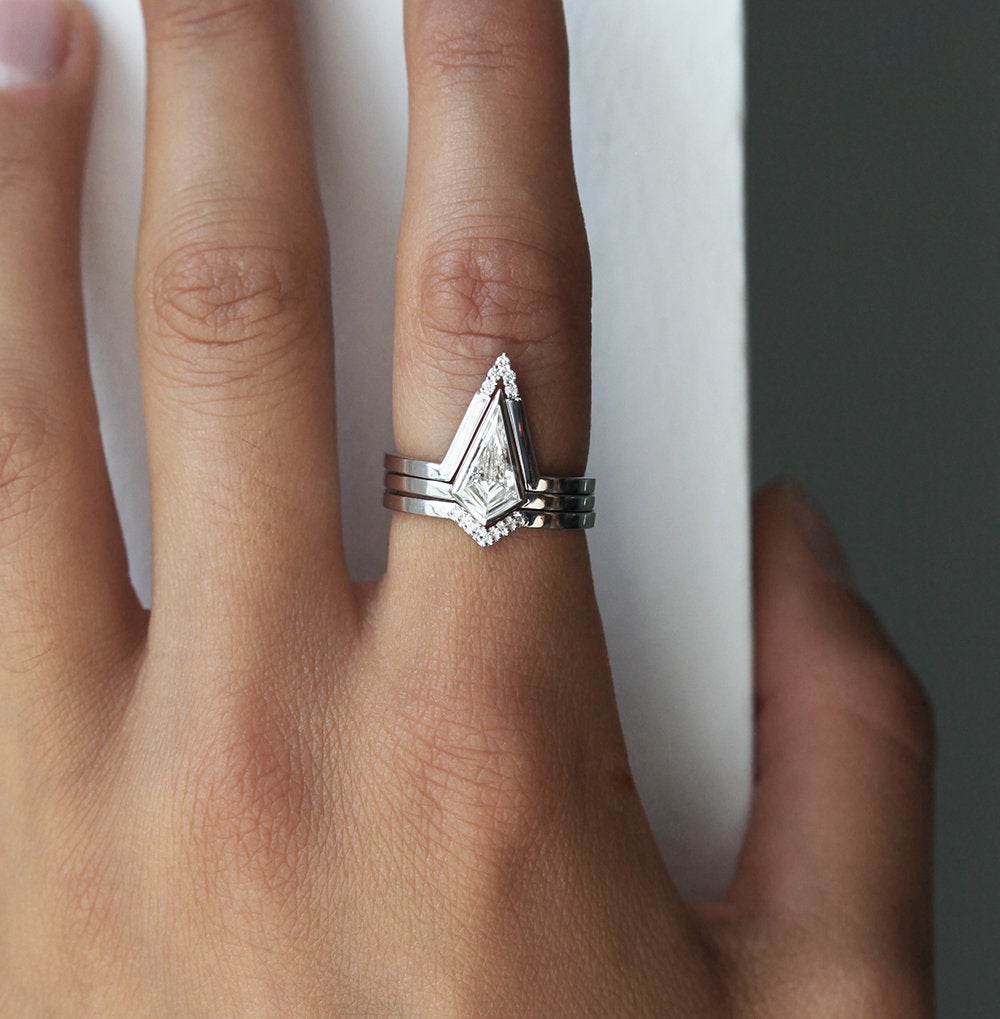 Kite Vhite Diamond Ring dopunjen sa 2 Nesting Pave dijamantska prstena