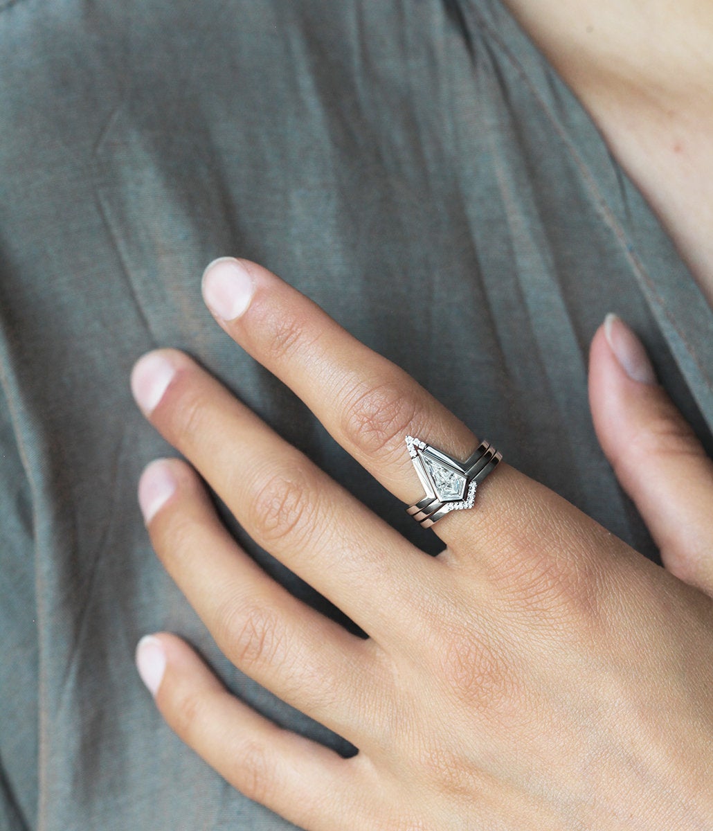 Kite Vhite Diamond Ring dopunjen sa 2 Nesting Pave dijamantska prstena