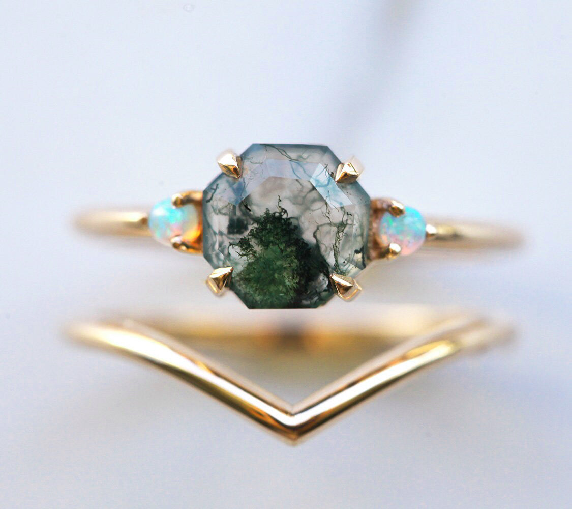 Set prstena od osmougaonog ahata Moss Agate, žutog zlata sa 2 bočna kamena australijskog opala