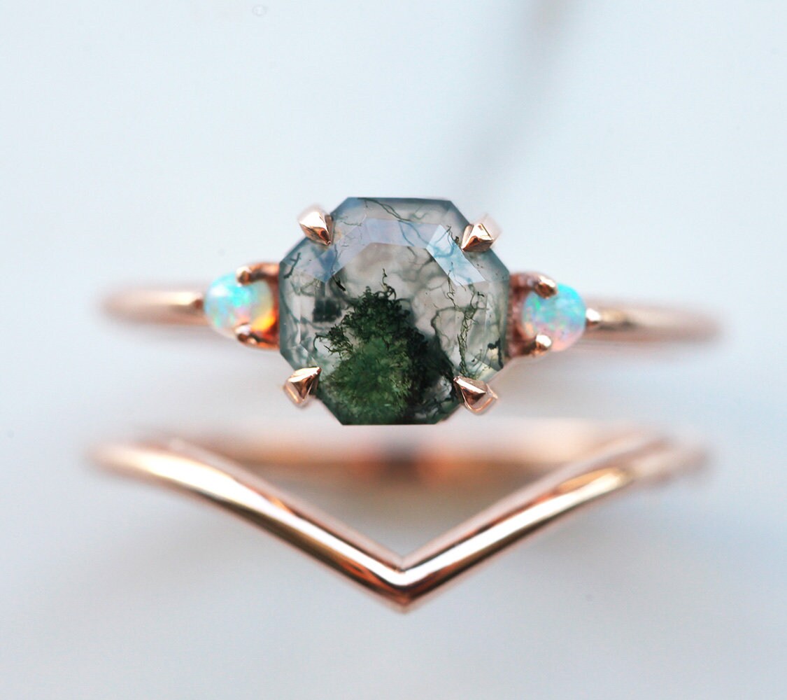 Set prstena od osmougaonog ahata Moss Agate sa 2 bočna kamena australijskog opala