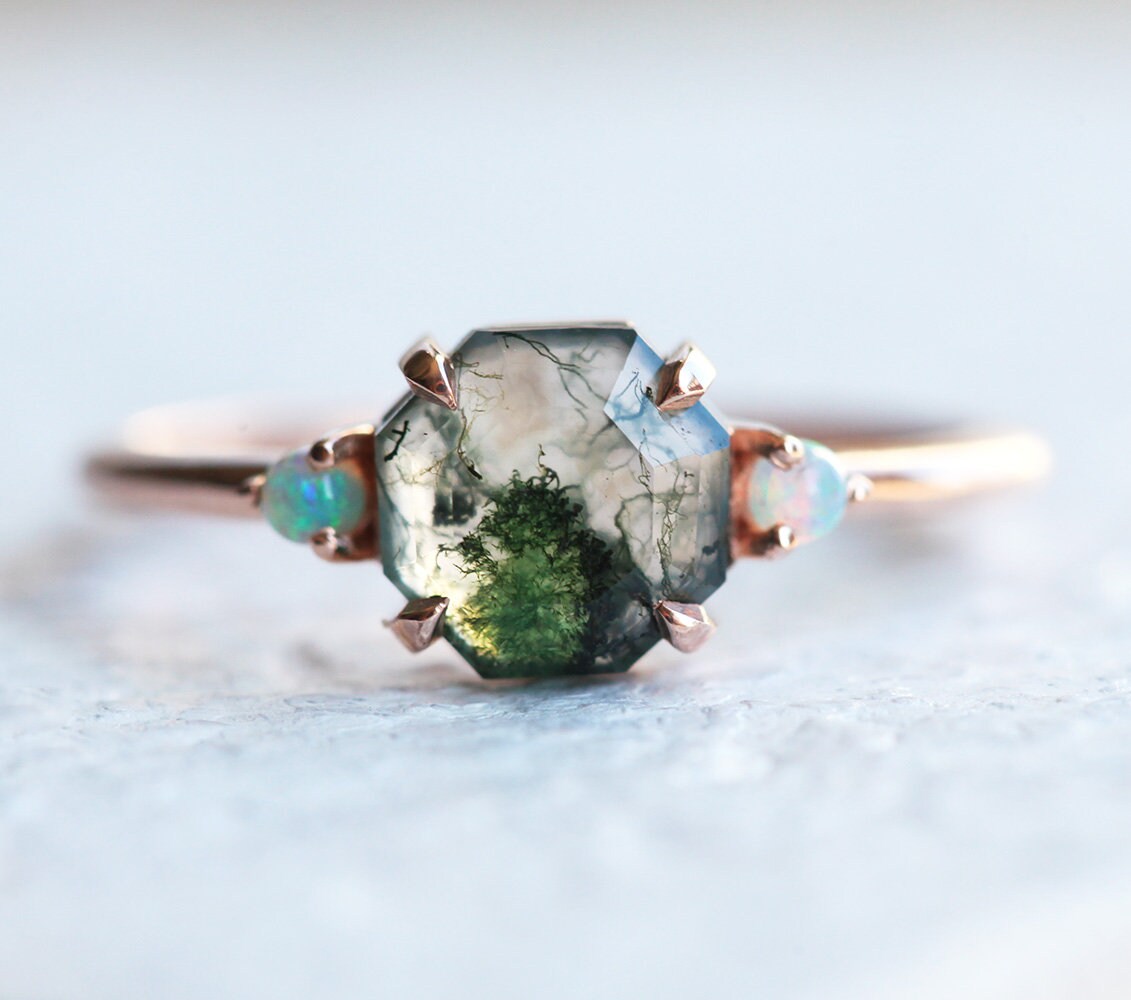 Osmougaoni prsten Moss Agate sa 2 bočna kamena australijskog opala