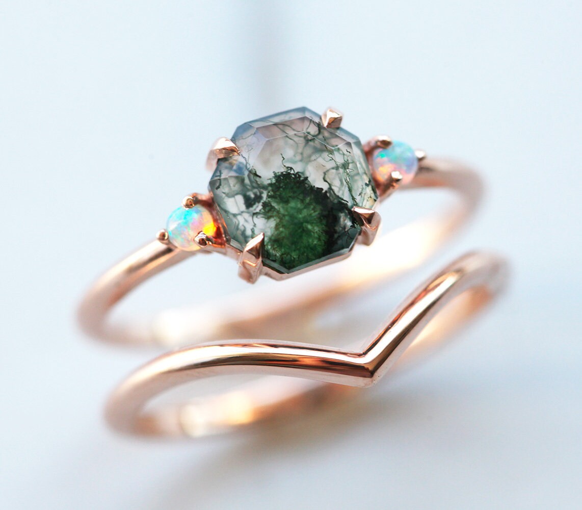 Set prstena od osmougaonog ahata Moss Agate sa 2 bočna kamena australijskog opala
