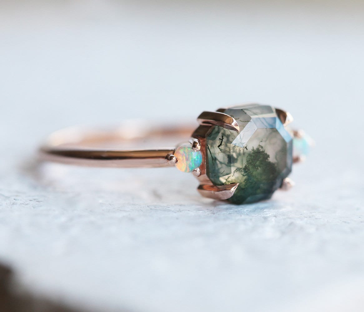 Osmougaoni prsten Moss Agate sa 2 bočna kamena australijskog opala