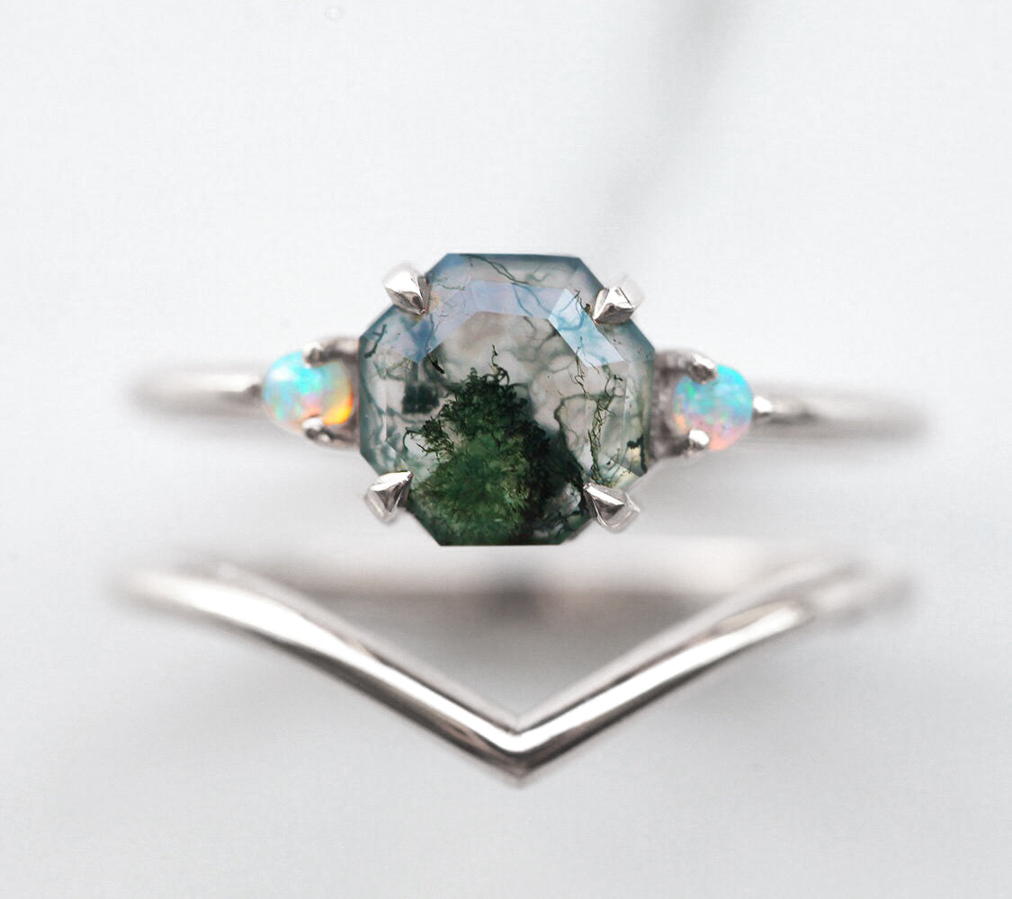 Osmougaoni Moss Agate, platinasti prsten sa 2 bočna kamena australijskog opala