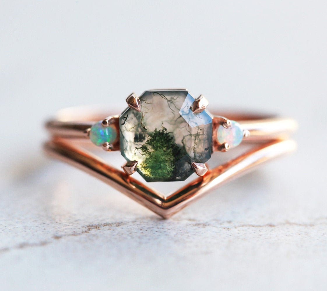 Set prstena od osmougaonog ahata Moss Agate sa 2 bočna kamena australijskog opala