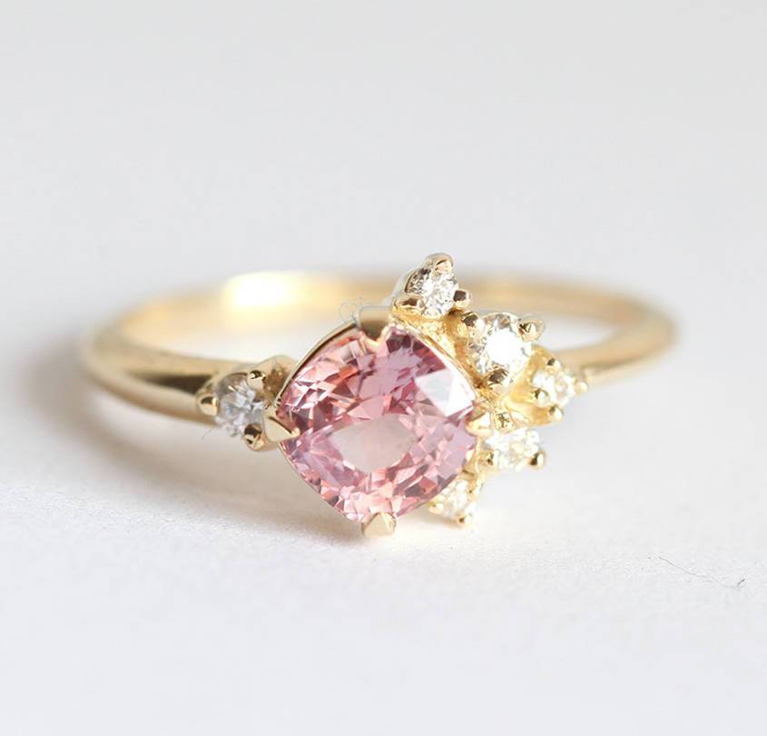 Cushion-cut roze safirni prsten sa grupisanim dijamantima