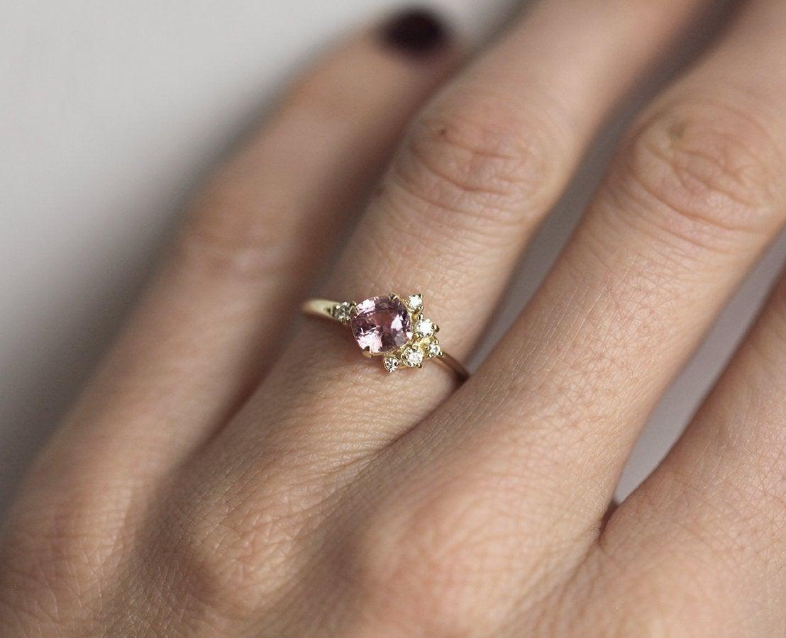 Cushion-cut roze safirni prsten sa grupisanim dijamantima