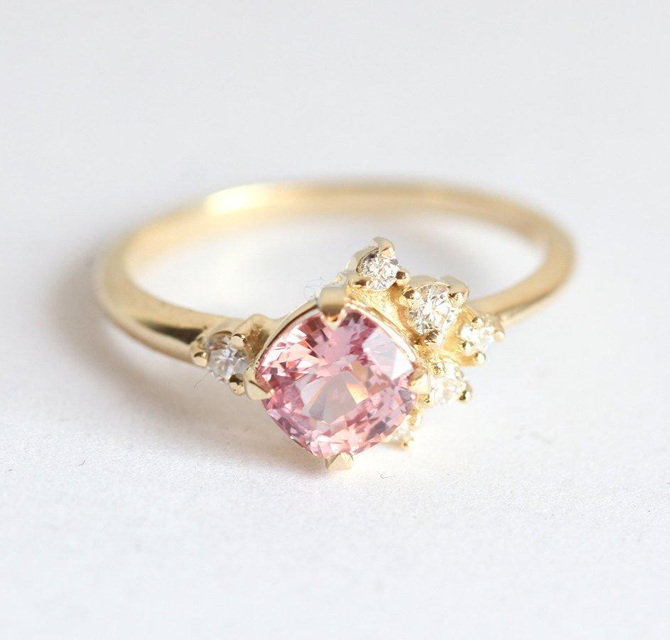 Cushion-cut roze safirni prsten sa grupisanim dijamantima
