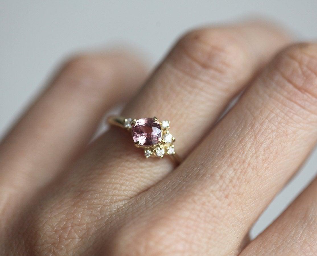 Cushion-cut roze safirni prsten sa grupisanim dijamantima