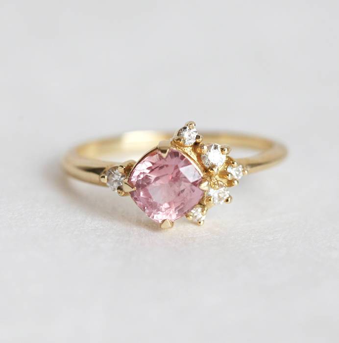 Cushion-cut roze safirni prsten sa grupisanim dijamantima