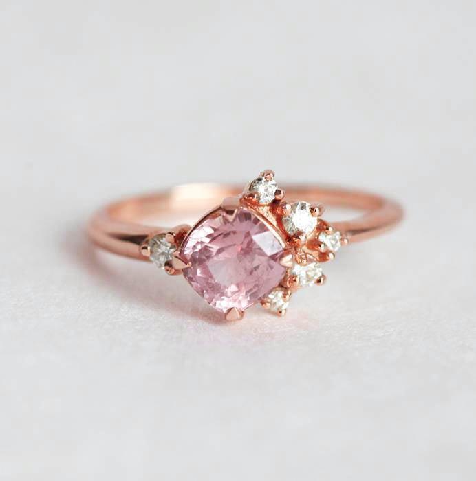 Cushion-cut roze safirni prsten sa grupisanim dijamantima