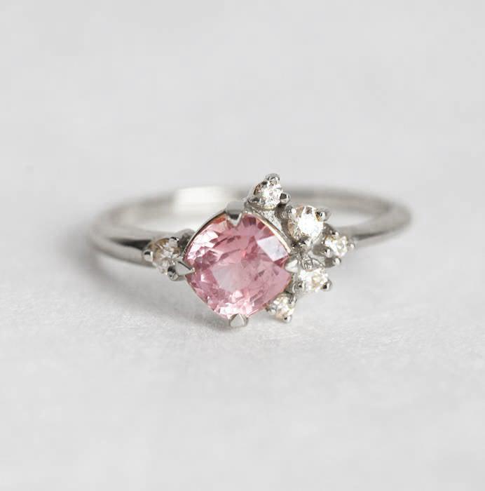 Cushion-cut roze safirni prsten sa grupisanim dijamantima