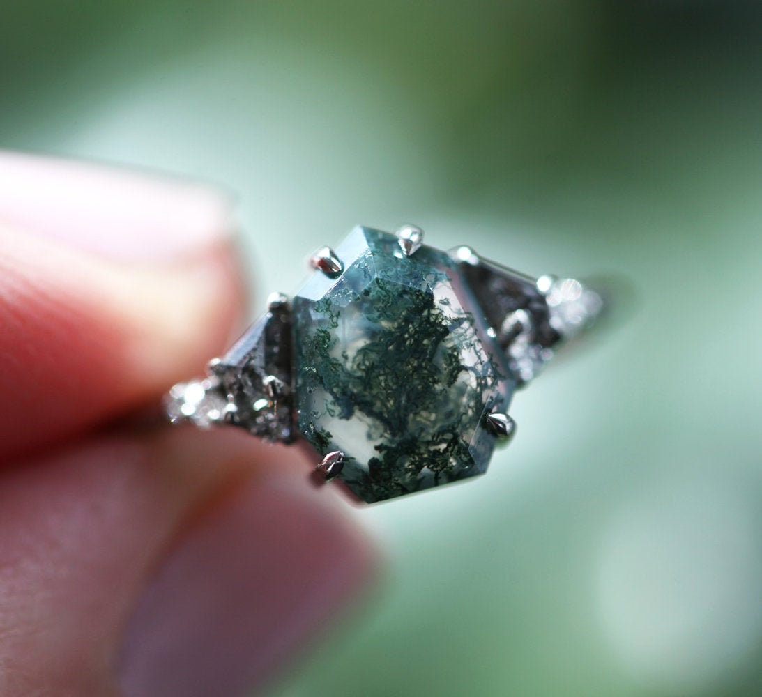 Prsten sa Moss Agate od sedmougla mahovine sa belim bočnim i dijamantima od soli i bibera
