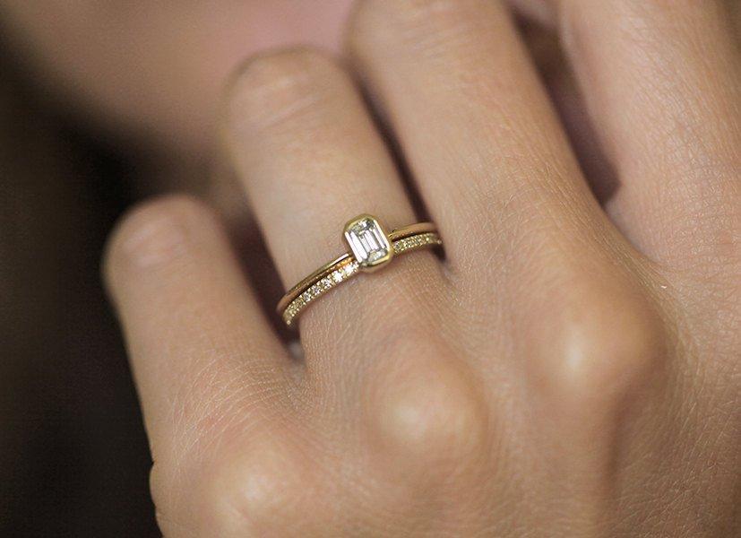 Smaragdno rezani beli dijamantski prsten sa Pave dijamantskim prstenom Eterniti Band