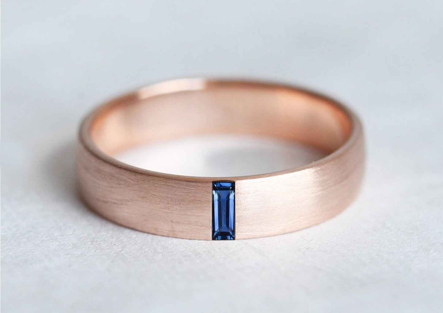 Elegantan baget Emerald traka od 4 mm za venčanja, sa zelenim draguljem.