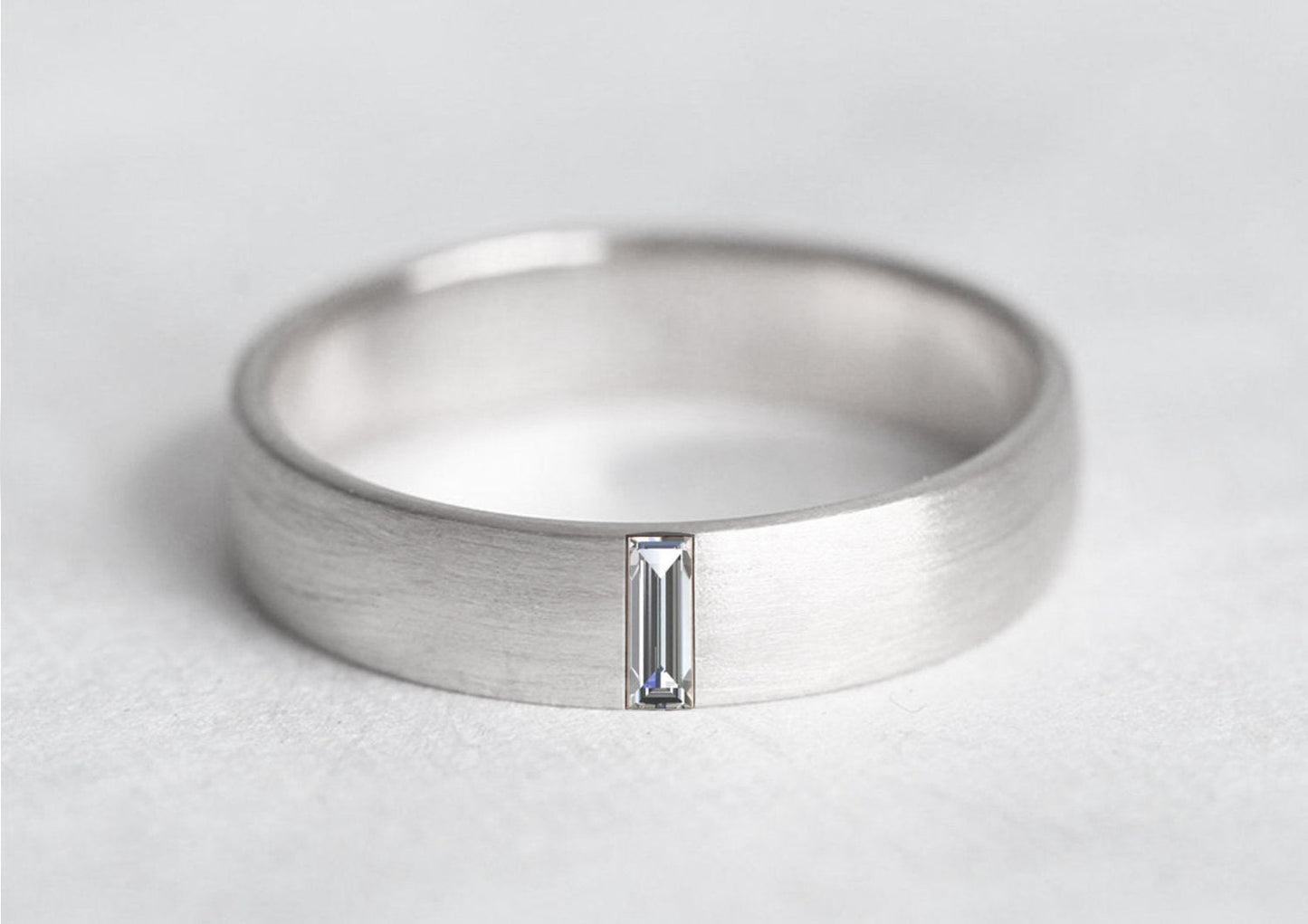 Elegantan baget Emerald traka od 4 mm za venčanja, sa zelenim draguljem.