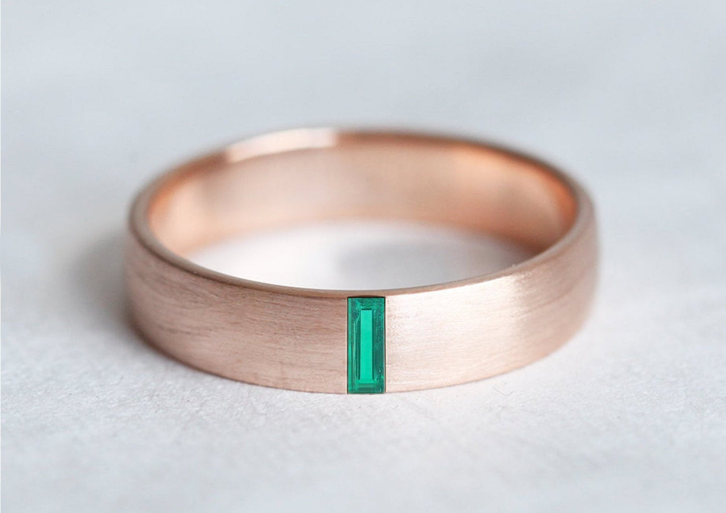 Elegantan baget Emerald traka od 4 mm za venčanja, sa zelenim draguljem.
